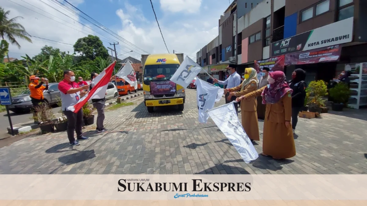 Warga Sukabumi Bantu Donasi Korban Erupsi Semeru