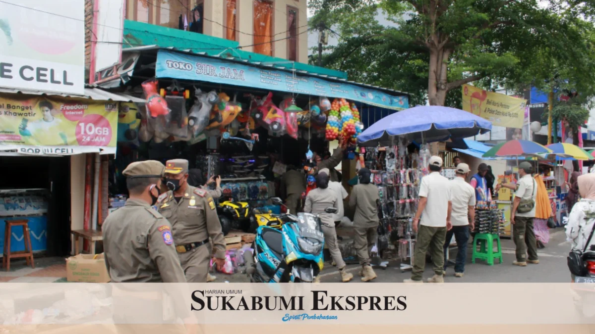 Satpol PP Tertibkan PKL di Jalan Siliwangi