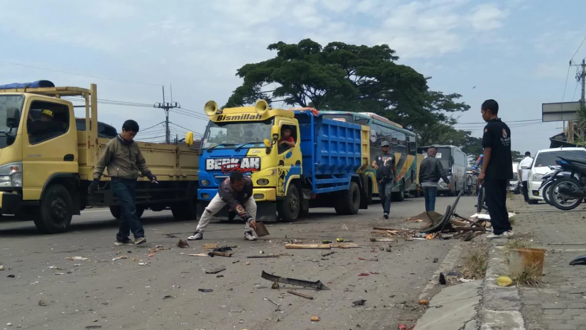 Mobil Pick Up Tabrak Tukang Rujak Di Jalan Raya Bandung-Garut