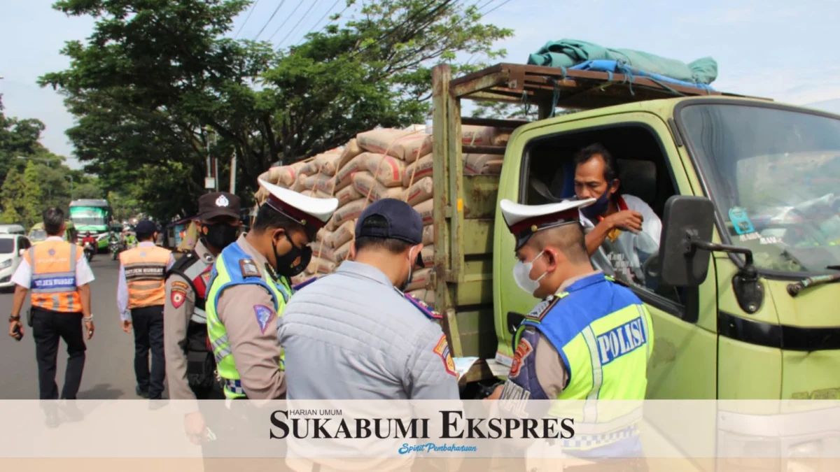 Petugas Gabungan Tertibkan Kendaraan ODOL, Bisa Berisiko Mengalami Kecelakaan Petugas Gabungan Tertibkan Kendaraan
