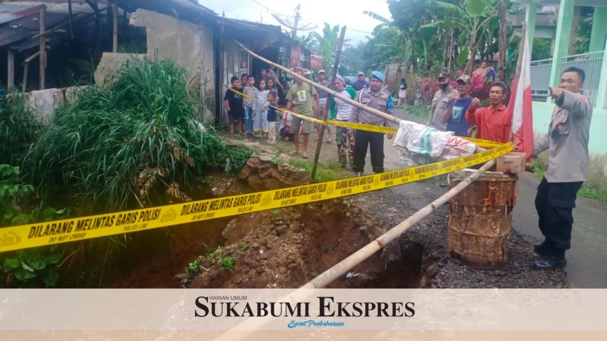 Polisi Pasang Police Line di Lokasi Bencana Tanah Longsor di Cidahu