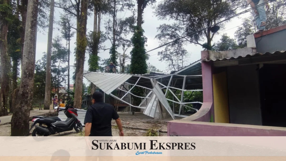 Pohon Tumbang Timpa Satu Unit Rumah Warga di Cikidang