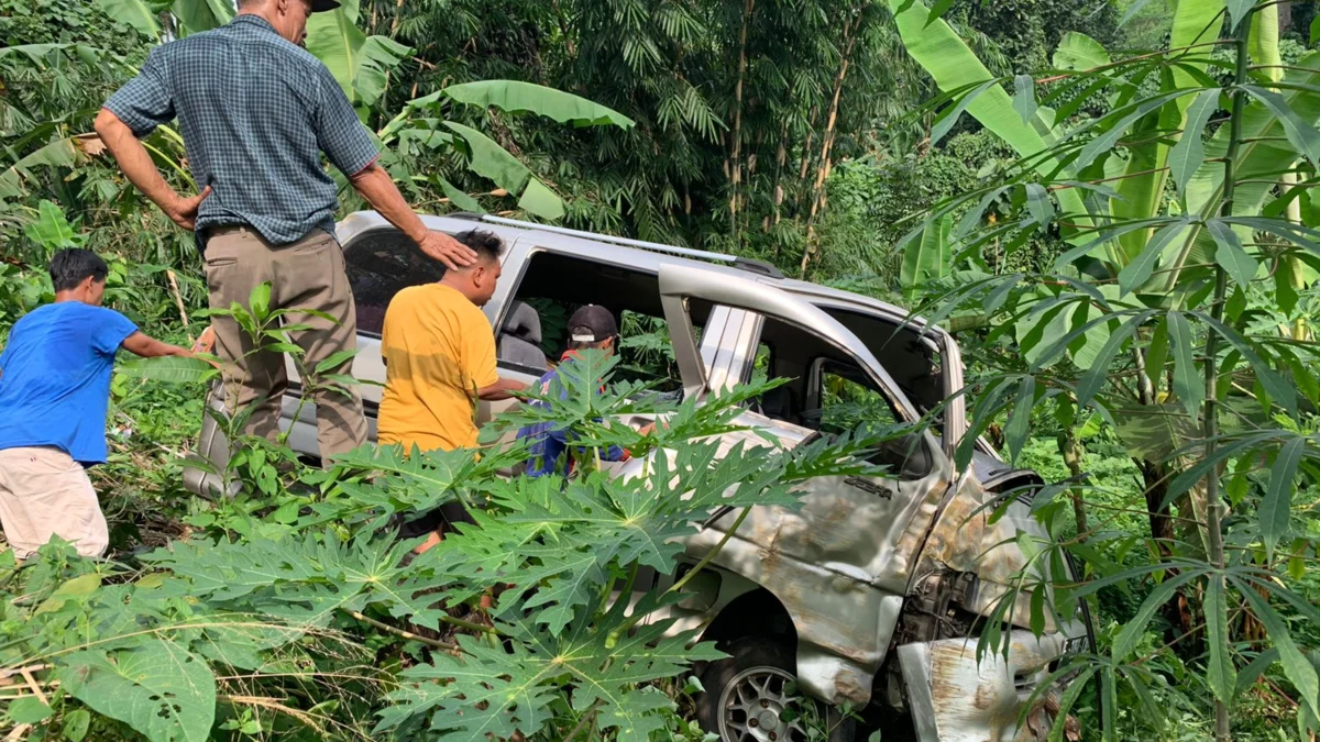 Hilang Kendali, Minibus Masuk Jurang Sedalam 15 Meter di Bantargadung