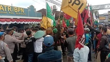 Massa Tuntut BPN Sukabumi Selesaikan Konflik LPRA