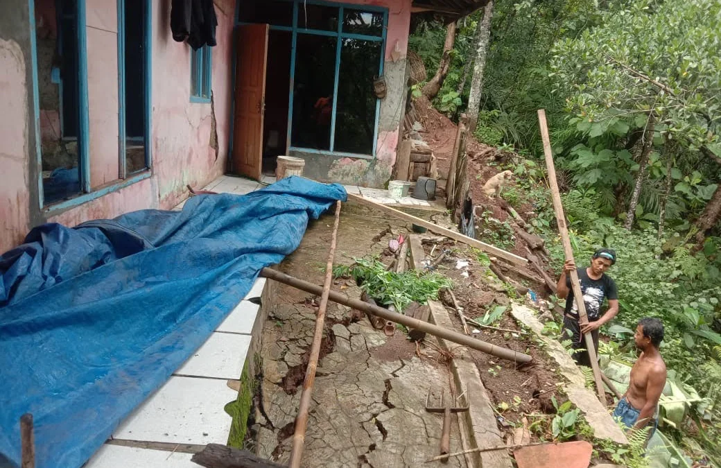 Puluhan Rumah dan Jembatan di Tiga Desa di Simpenan Rusak