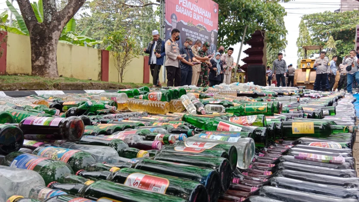 Stoomwalls Gilas Ribuan Botol Miras di Mako Polres Sukabumi