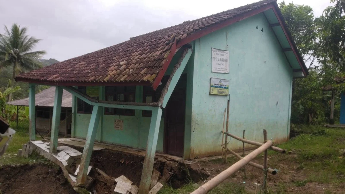 Bangunan Sekolah Terancam Ambruk