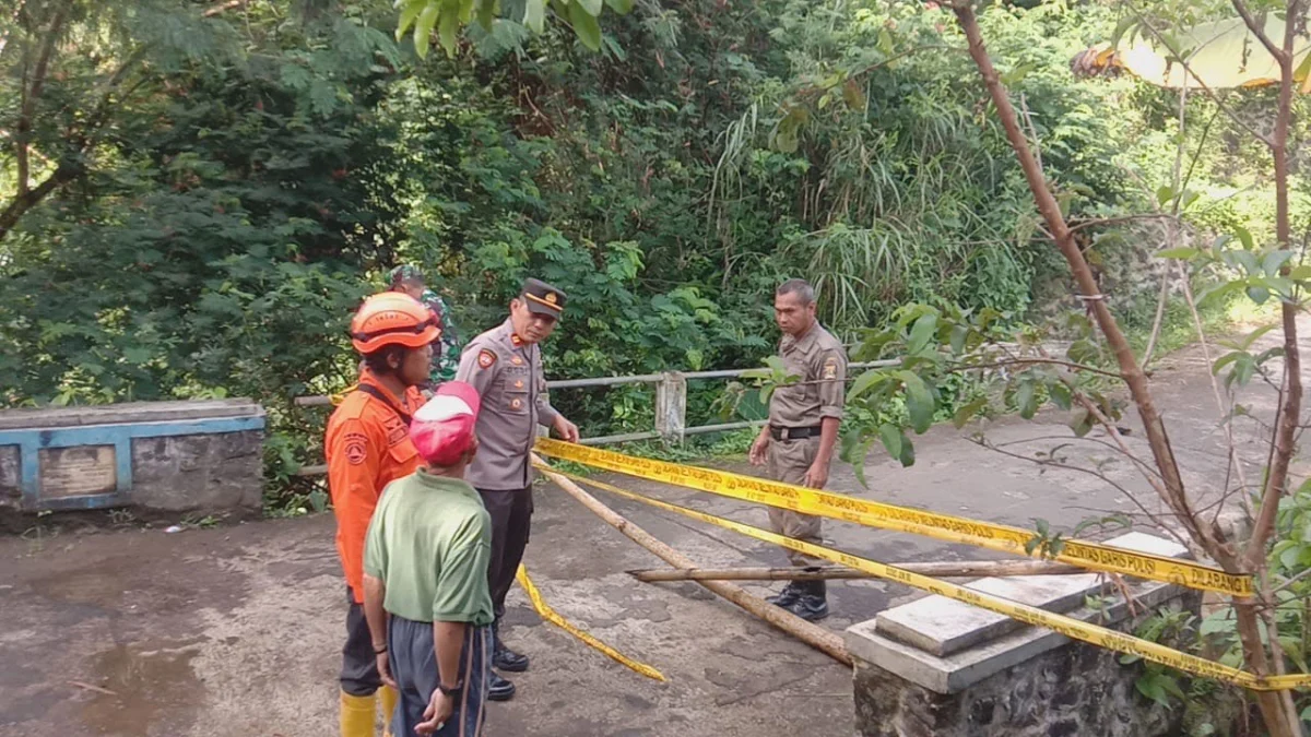 Forkopimcam Parakan Salak Tutup Sementara Akses Jalan Desa