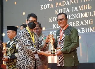 Pemkot Sukabumi Terima Penghargaan Kota Terinovatif