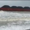 Tongkang Pengangkut Batubara Terdampar di Pantai Cipatuguran