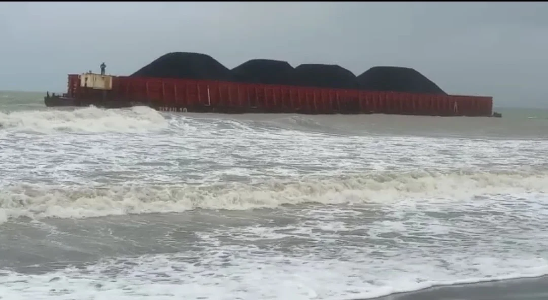 Tongkang Pengangkut Batubara Terdampar di Pantai Cipatuguran