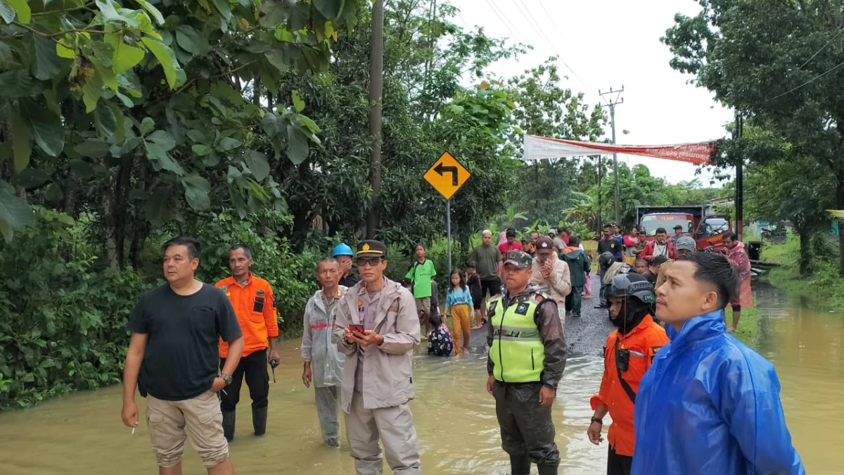 Ciemas Banjir, anggota Polsek Siaga Dilokasi