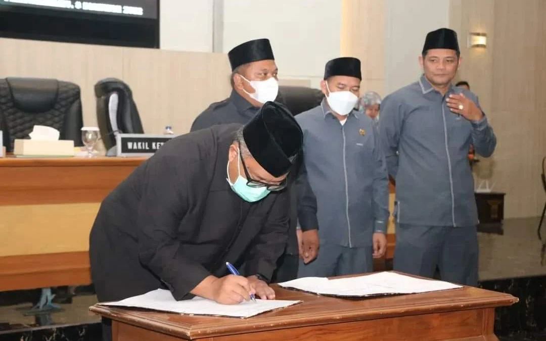 DPRD Paripurna Penyempurnaan dan Penyesuaian Hasil Evaluasi Gubernur