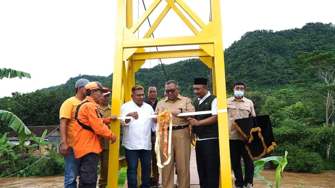 Warga Diminta Jaga dan Pelihara Jembatan Gantung Cimalim yang Sudah Dibangun