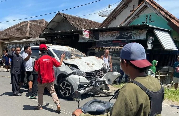 Lakalantas Tunggal di Jampangkulon Akibatkan Satu Warung Rusak Parah