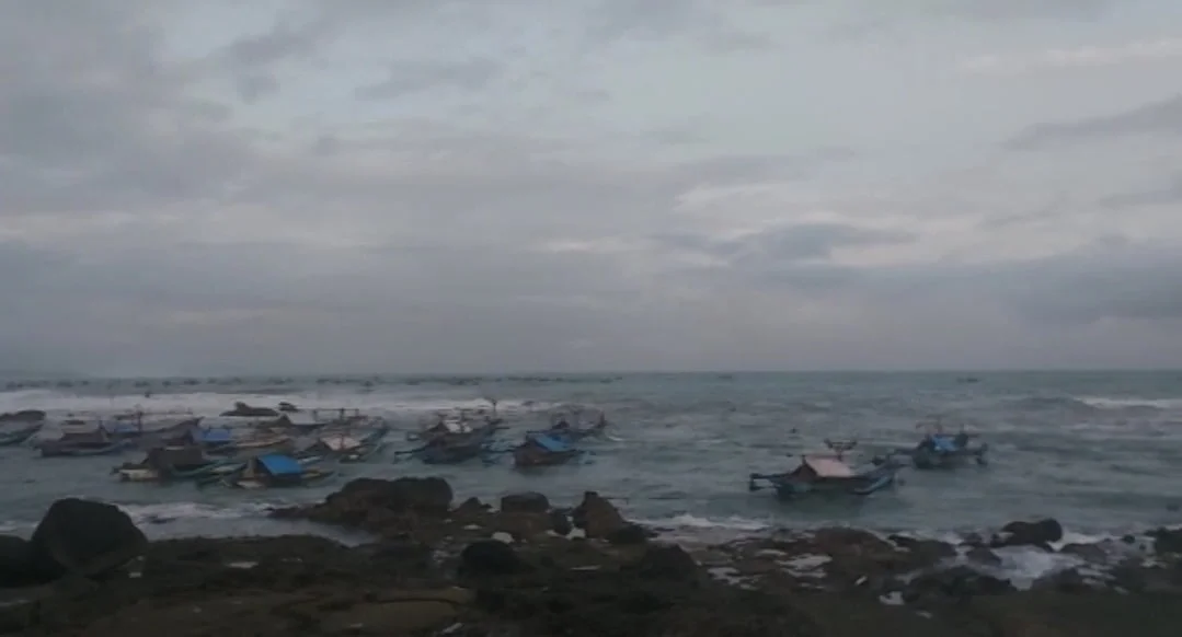 Siagakan Personel di Pesisir Pantai Selatan, Satpolair Polres Cianjur Waspadai Gelombang Tinggi