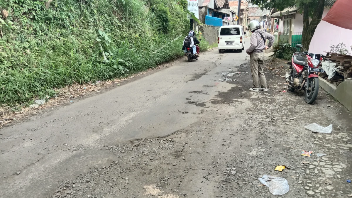 Warga Tuding Pengerjaan Jalan Terkesan Asal-asalan