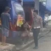 Bantu Seorang Nenek, Seorang Polisi Dapat Pujian dari Netizen