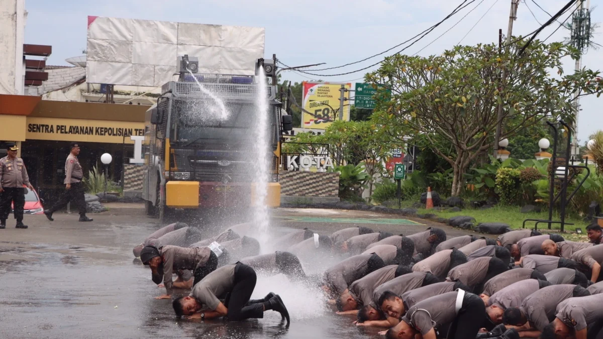Personel Polri Naik Pangkat Disiram Air Pakai Water Cannon Personel Polri Naik Pangkat Disiram Air Pakai Water Cannon