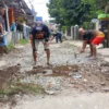 Masyarakat Kampung Badak Putih Patungan Perbaiki Jalan