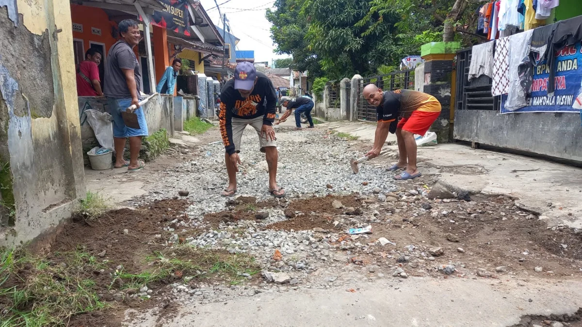 Masyarakat Kampung Badak Putih Patungan Perbaiki Jalan