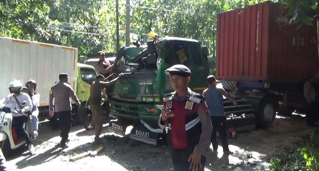 Truk Kontainer Tertimpa Pohon di Ruas Jalan Palabuhanratu 