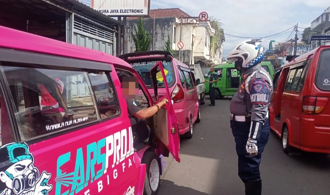 Kendaraan Parkir Sembarangan Terancam Diderek