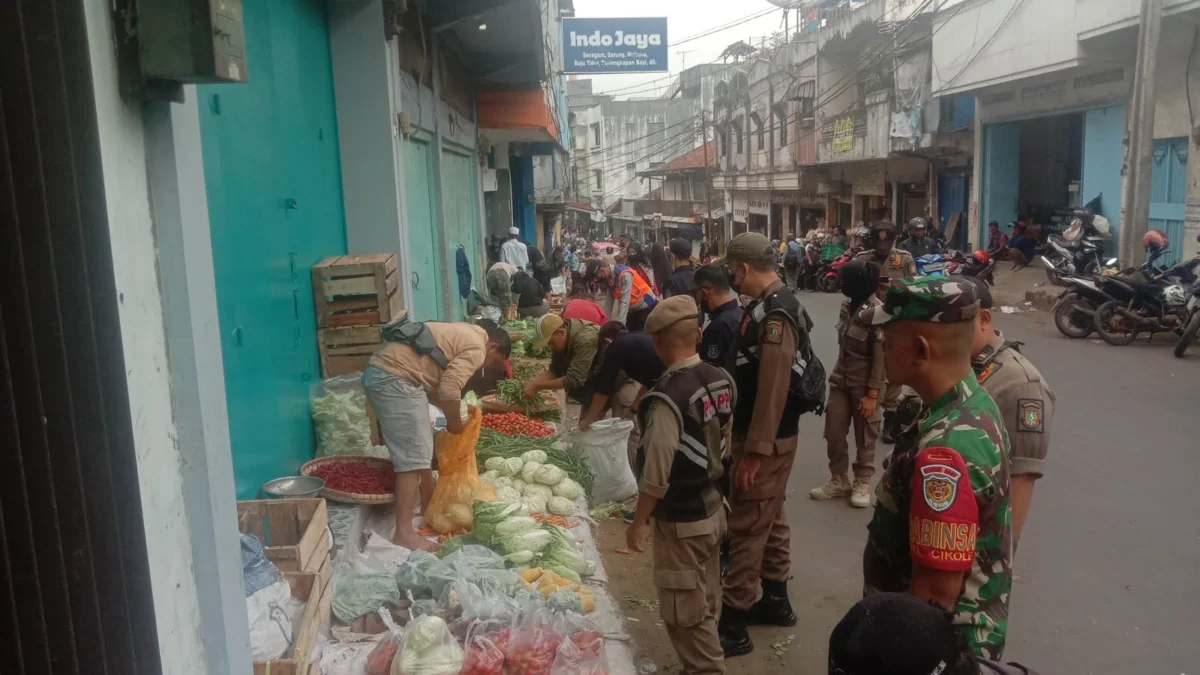 Petugas Gabungan Awasi PKL Nakal