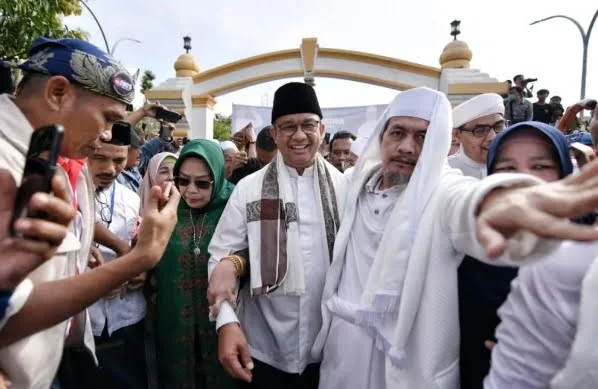 Anies Dinasihati Kesepuhan Banten KH Tb Fathul Adzim