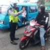 Tegur Pengendara Sepeda Motor tak Berhelm