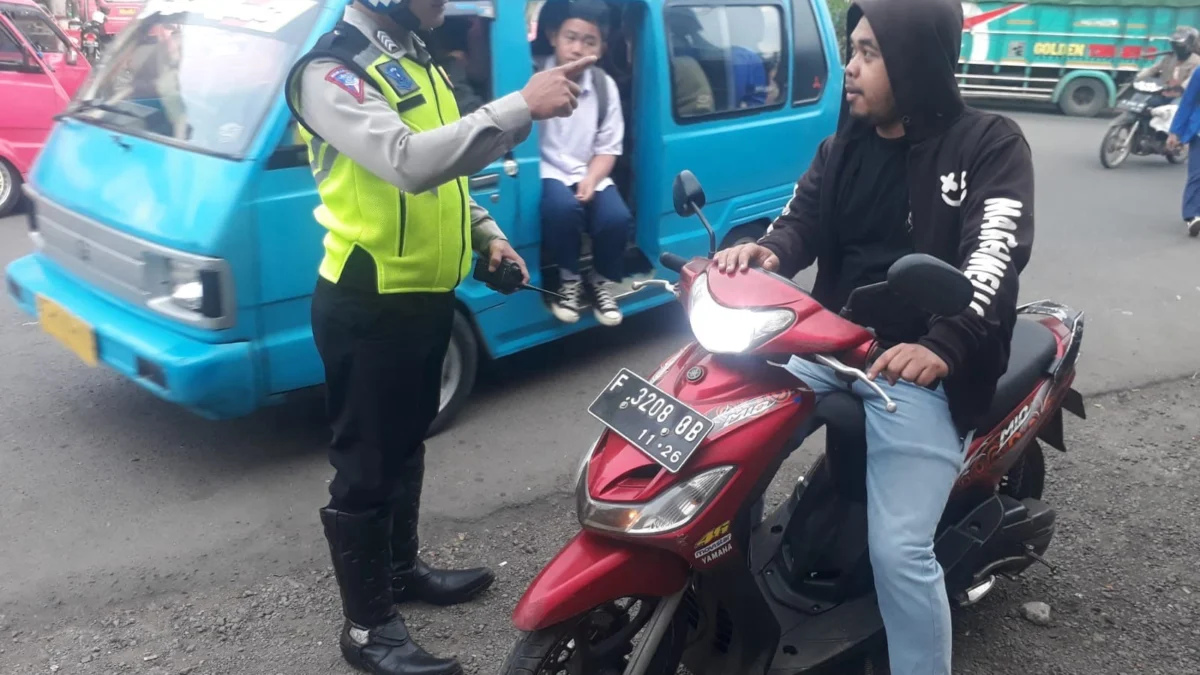 Tegur Pengendara Sepeda Motor tak Berhelm