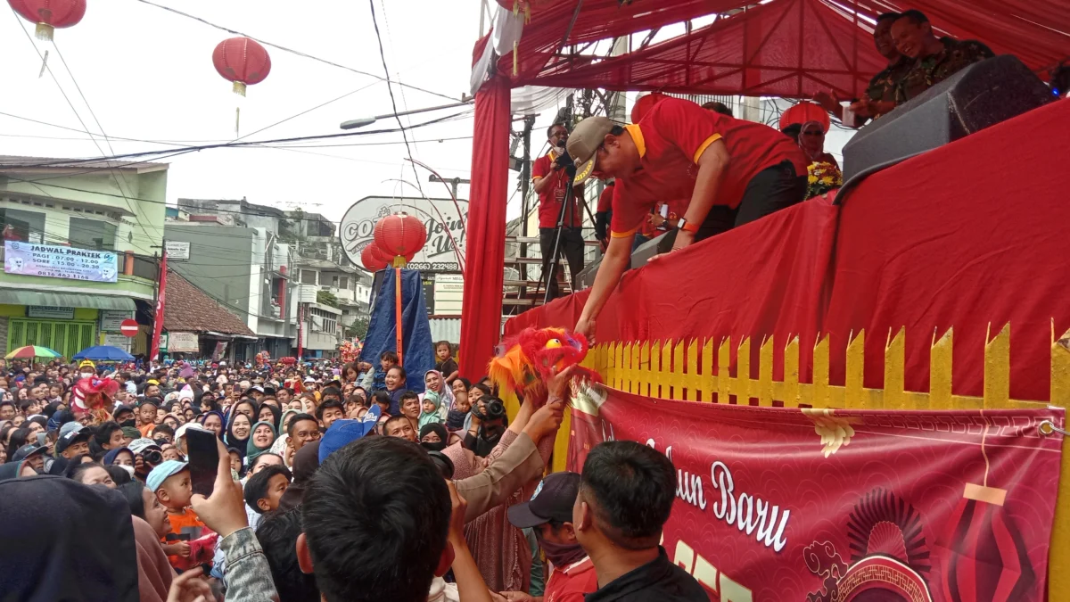 Dimeriahkan Barongsai, Warga Antusias Tonton Cap Go Meh