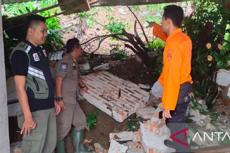 Tanah Longsor Timbun Satu Rumah