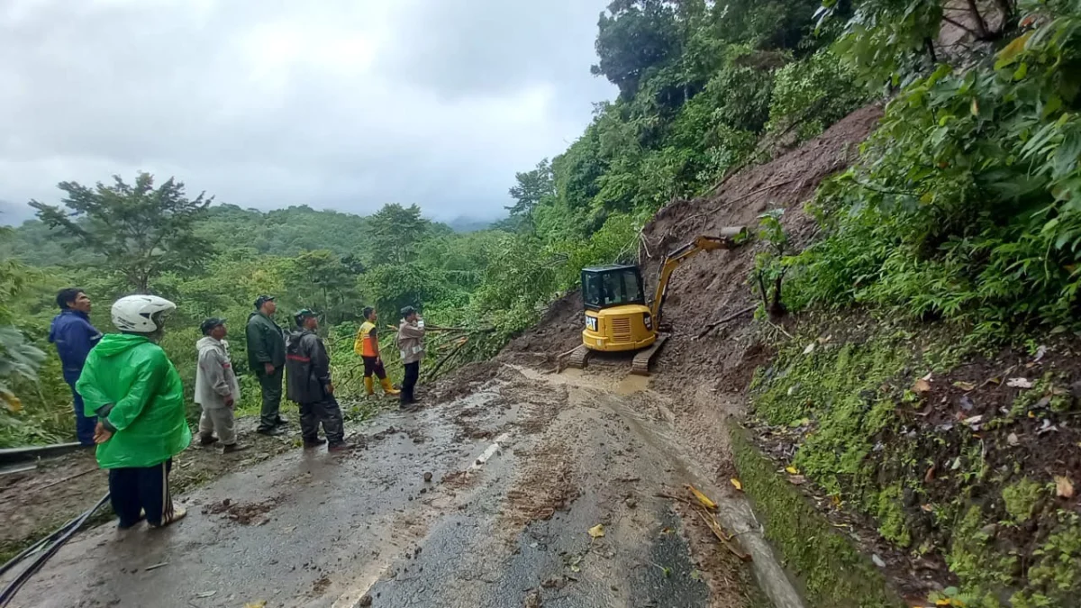 Jalan Menuju Geopark Ciletuh Tertutup Longsor