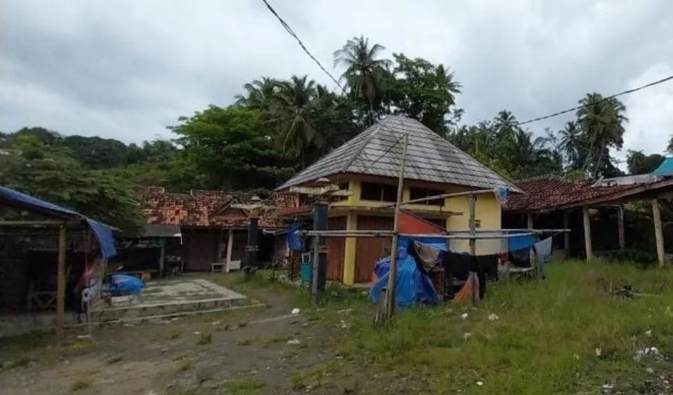 Bangunan PKL dan UMKM di Pantai Karanghawu tak Terawat Bangunan PKL dan UMKM di Pantai Karanghawu tak Terawat