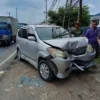 Angkot dan Avanza Adu Banteng di Jalan Raya Sukabumi-Cibadak