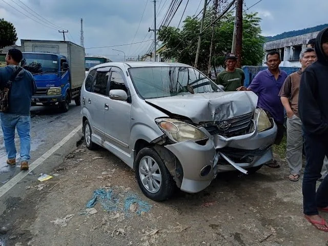 Angkot dan Avanza Adu Banteng di Jalan Raya Sukabumi-Cibadak