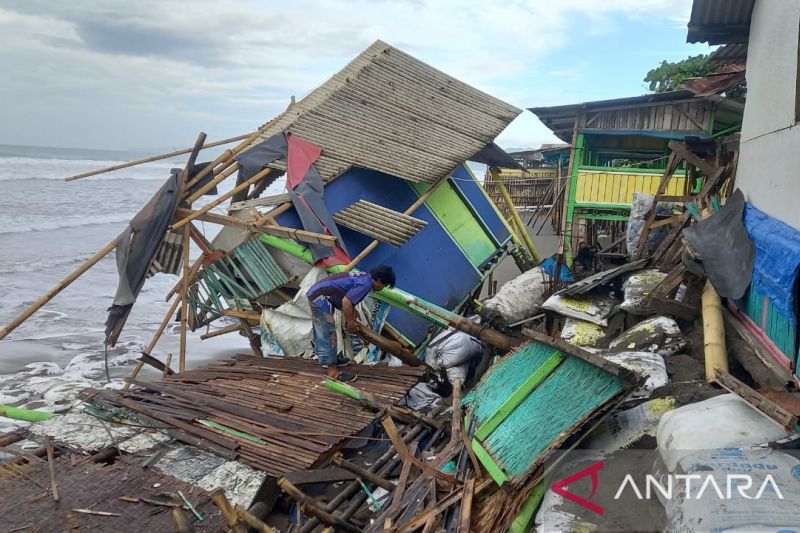 Banjir Rob Terjang Pesisir Selatan, Sejumlah Warung Rusak Berat 