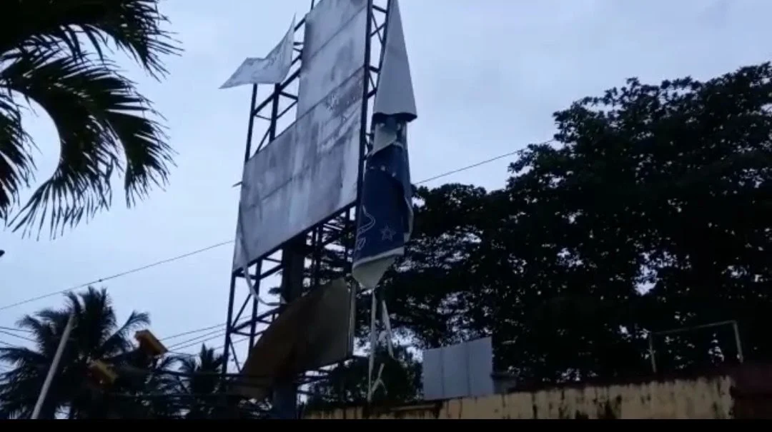 Papan Reklame di Palabuhanratu Ambruk