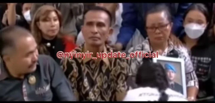 Orang Tua Bharada E Bersujud di Depan Orang Tua Mendiang Brigadir J