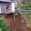 Rumah Warga Tergerus Longsor Aliran Sungai Cihalimun