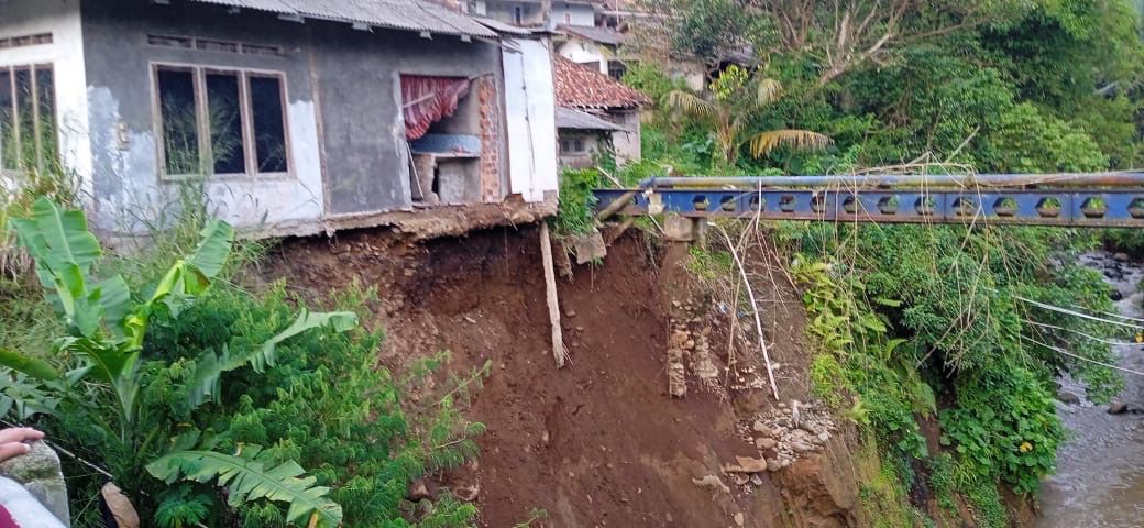 Rumah Warga Tergerus Longsor Aliran Sungai Cihalimun