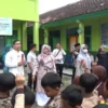 Ratusan Siswa MI Bojongloa Diberi Obat Cacingan