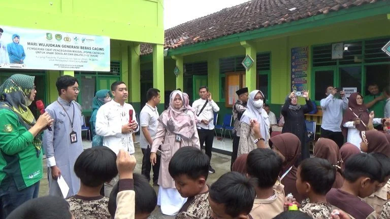 Ratusan Siswa MI Bojongloa Diberi Obat Cacingan