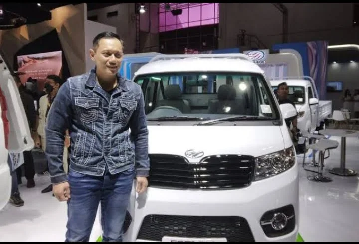 AHY Bikin Konten di Booth Mobil Esemka