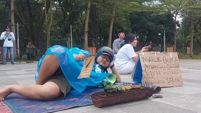 Unik! Lomba Melamun Satu Jam Digelar di Tasikmalaya, Para Peserta Pakai Kostum ‘Nyeleneh’ Unik! Lomba Melamun Satu Jam Digelar di Tasikmalaya. Para Peserta Pakai Kostum ‘Nyeleneh’