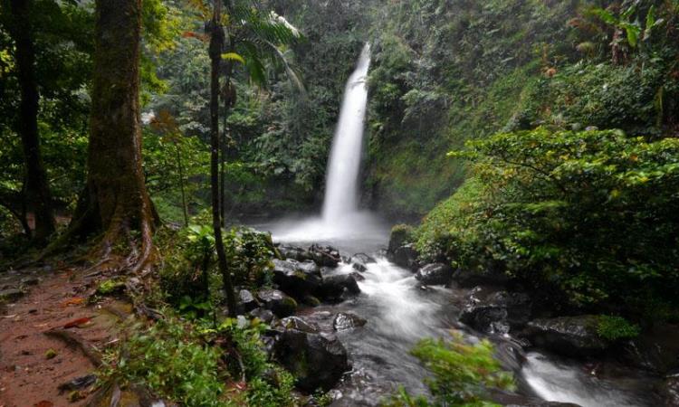 Rasakan Keindahan Air Terjun Curug Sawer di Sukabumi