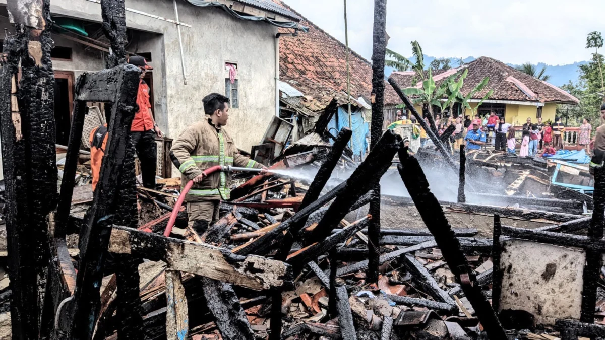 Rumah Semipermanen Ludes Terbakar