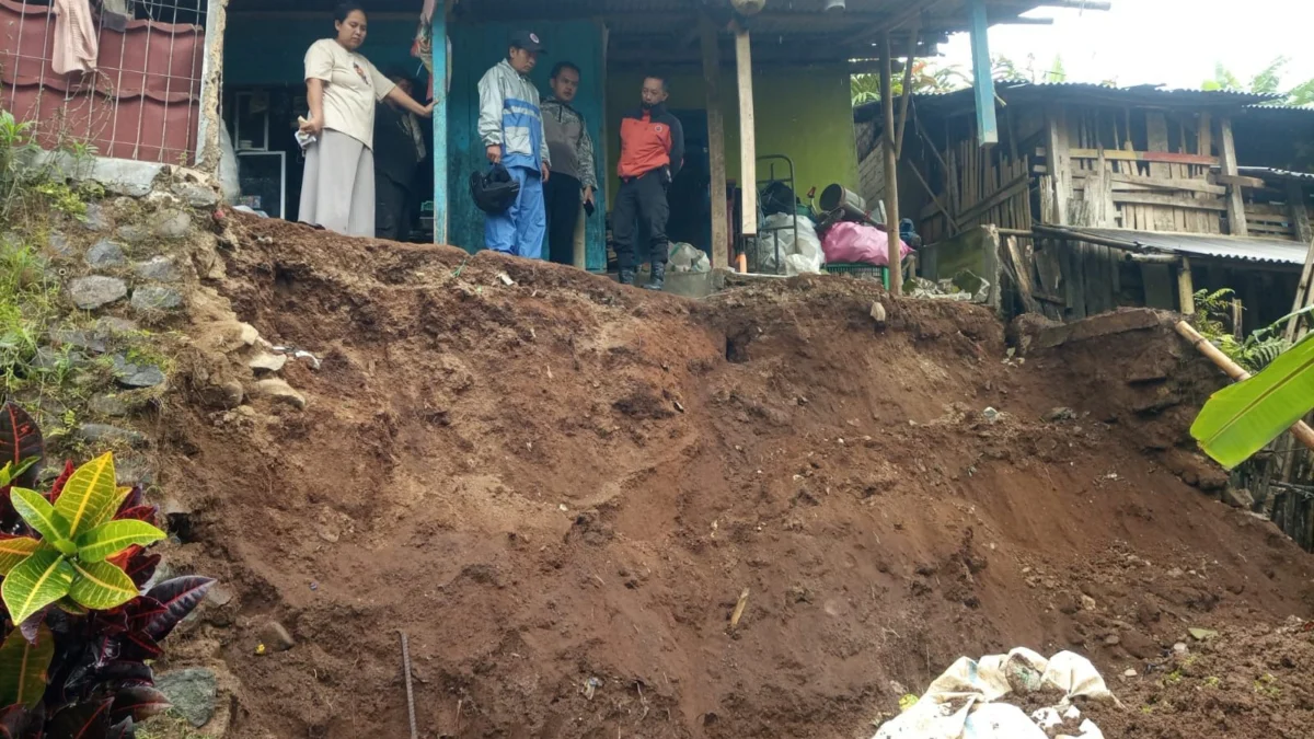 TPT Longsor dan Ancam Satu Unit Rumah Warga Nagrak