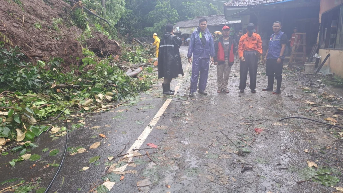 Akses di Kawasan Geopark Tertutup Material Longsor